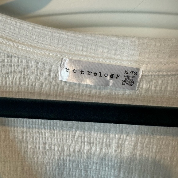 White textured short sleeve top XL - Picture 2 of 4